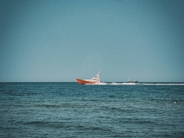 Μικρό Λευκό Και Κόκκινο Πλοίο Διάσωσης Στη Θάλασσα Που Πλέει — Φωτογραφία Αρχείου