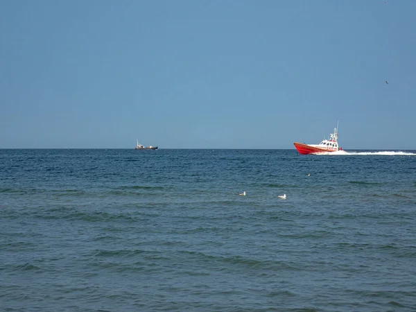 夏の暖かい日に青い空に対してポーランドバルト海を航海する小さな白と赤の海救助船 — ストック写真