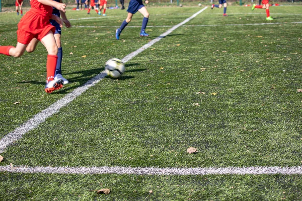 Close Sobre Pernas Menino Jogando Futebol Relva Verde Artificial — Fotografia de Stock