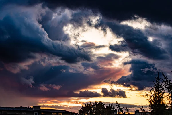 Gyönyörű Romantikus Nyugati Napsugarakkal Sötét Felhők Alkotó Háttér — Stock Fotó