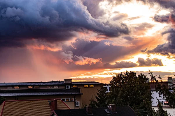 Schöner Romantischer Westhimmel Mit Sonnenstrahlen Und Dunklen Wolken Hintergrund — Stockfoto