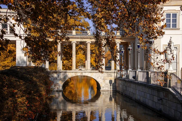 Beau Historique Palais Sur Eau Par Une Chaude Journée Automne — Photo