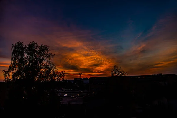 Bellissimo Drammatico Naturale Con Nuvole Colorate Tramonto Urbano Con Gru — Foto Stock