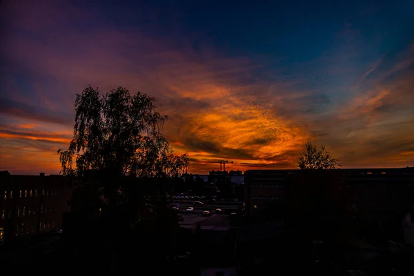 Prachtig Natuurlijk Dramatisch Met Wolken Kleurrijke Stedelijke Zonsondergang Met Bouwkraan — Stockfoto