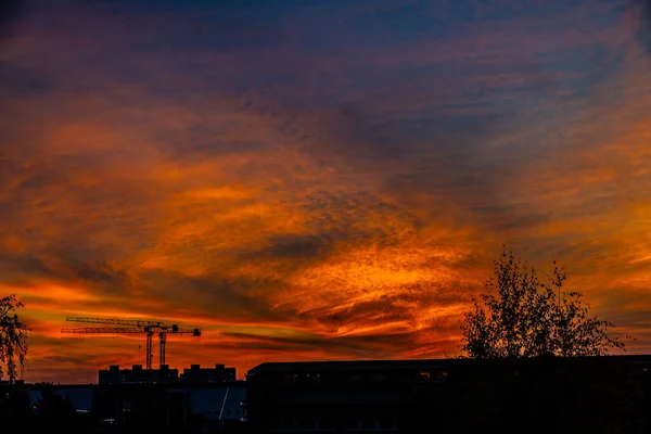 Prachtig Natuurlijk Dramatisch Met Wolken Kleurrijke Stedelijke Zonsondergang Met Bouwkraan — Stockfoto