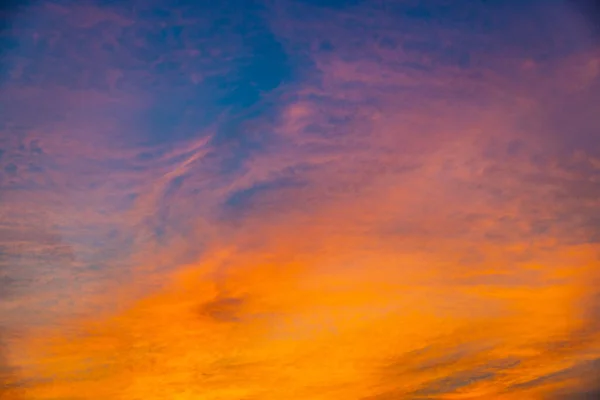 Красивый Оригинальный Фон Неба Облаками Время Красочного Заката — стоковое фото