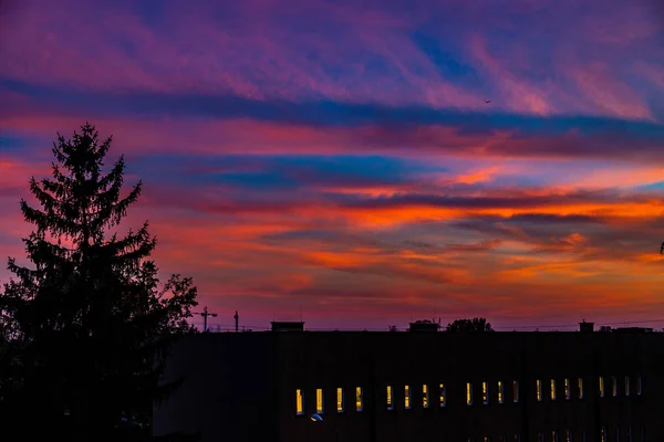 Schöne Natürliche Dramatische Mit Wolken Bunte Städtische Sonnenuntergang Mit Baukran — Stockfoto