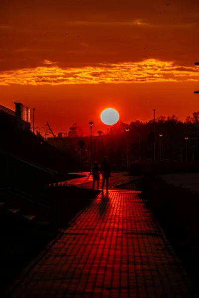 Hermoso Atardecer Rojo Ciudad Con Una Carretera Caminar Pareja Personas — Foto de Stock