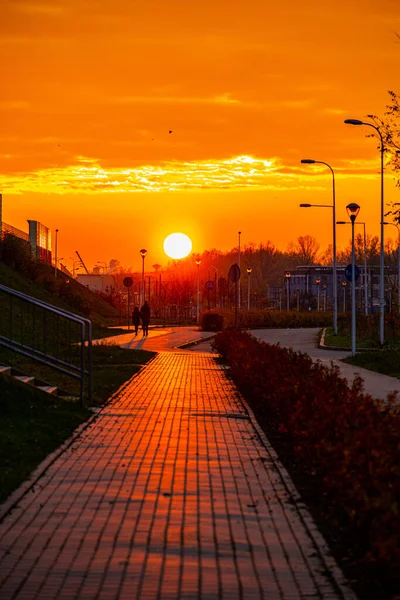 Hermoso Atardecer Rojo Ciudad Con Una Carretera Caminar Pareja Personas — Foto de Stock