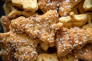 Tarçınlı keklerin çok güzel bir arka planı var. Yakın planda Noel ağacı şeklinde puf böreğinden.