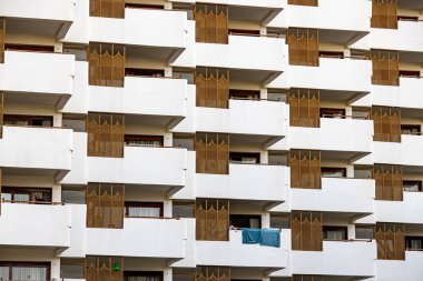 Beyaz binadaki balkonların ilginç orjinal elementleri.