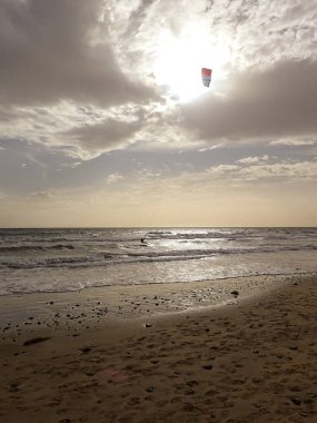İspanyol Kanarya adası Gran Kanaryası 'ndaki Maspalomas sahilinden güzel, güneşli bir manzara.