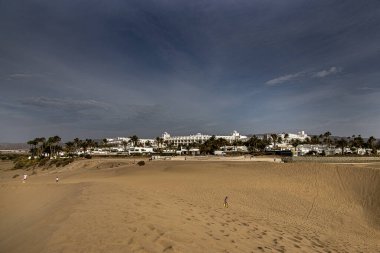 İspanya 'nın Gran Canaria adasındaki Maspalomas kumullarından sıcak güneşli bir günde güzel bir çöl manzarası.