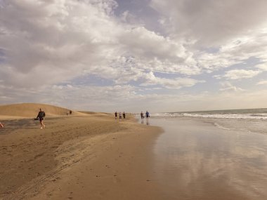 İspanyol Kanarya adası Gran Kanaryası 'ndaki Maspalomas sahilinden güzel, güneşli bir manzara.