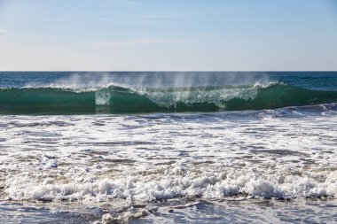 engebeli mavi okyanus ve bulutsuz gökyüzünün güzel manzarası