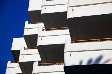 Beyaz binadaki balkonların ilginç orjinal elementleri.