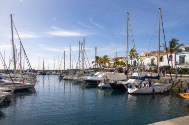 İspanya 'nın Porto Riko şehrinde yatları olan Gran Canaria Kanarya Adası' nda güzel bir manzara.