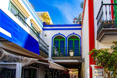 Güzel renkli şehir Puerto de Mogan İspanyol Kanarya Adası 'nda güneşli bir günde