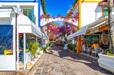 Güzel renkli şehir Puerto de Mogan İspanyol Kanarya Adası 'nda güneşli bir günde