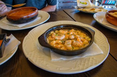 # Güzel eski moda kil tencere dolusu yağda kızarmış karides #