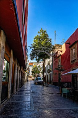 İspanyol başkenti Kanarya Adası Las Palmas Gran Kanaryası 'ndan sokakları ve binaları olan güzel şehir manzarası