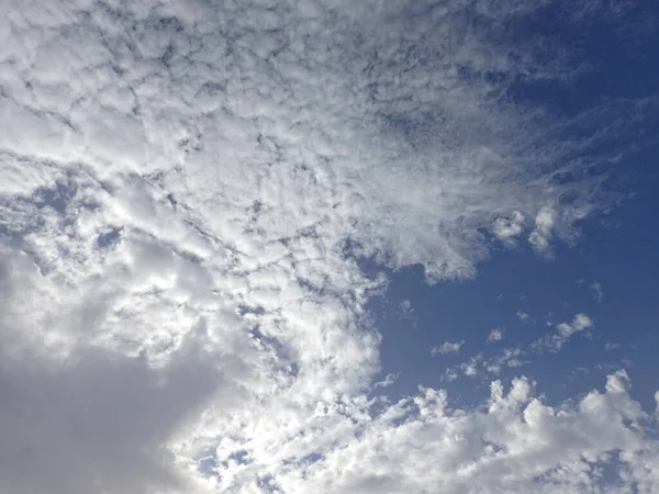 暖かい夏の日に白い雲と美しい青空の背景 — ストック写真