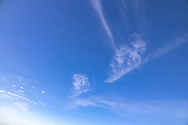 Schöner Blauer Himmel Hintergrund Mit Weißen Wolken Einem Warmen Sommertag — Stockfoto