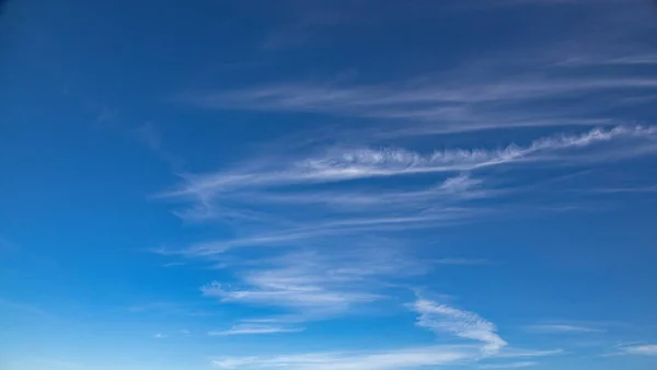 Piękne Błękitne Niebo Tło Białymi Chmurami Ciepły Letni Dzień — Zdjęcie stockowe