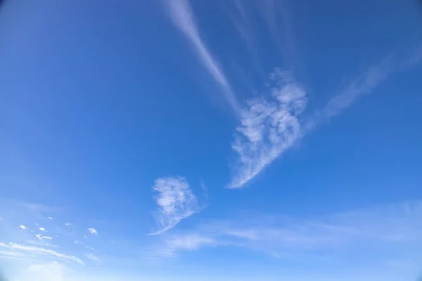 Schöner Blauer Himmel Hintergrund Mit Weißen Wolken Einem Warmen Sommertag — Stockfoto