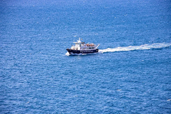 Hermoso Paisaje Marino Día Soleado Con Cielo Azul Agua Barco — Foto de Stock