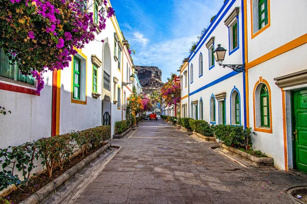 Die Wunderschöne Bunte Stadt Puerto Mogan Auf Der Spanischen Kanareninsel lizenzfreie Stockbilder