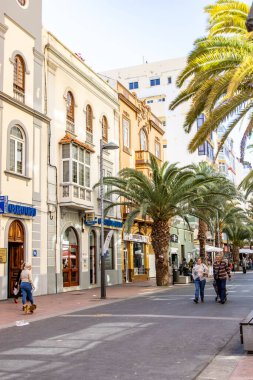İspanyol başkenti Kanarya Adası Las Palmas Gran Kanaryası 'ndan sokakları ve binaları olan güzel şehir manzarası