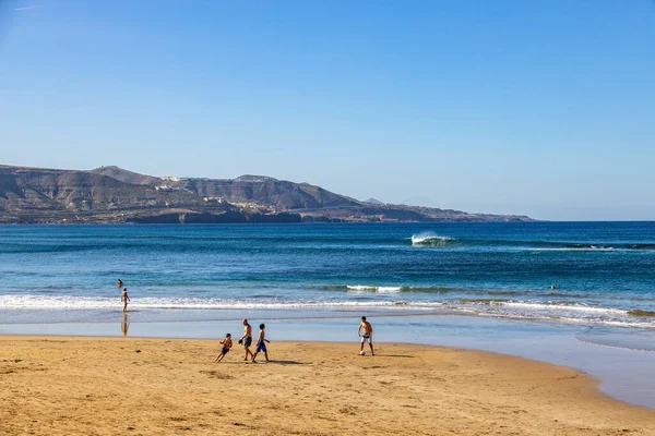 晴朗的日子里 在首都美丽的温暖的海滩上 西班牙加那利岛上的大加那利群岛 — 图库照片