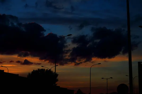 Vakker Fargerik Solnedgang Med Rød Himmel Trær Skyer – stockfoto