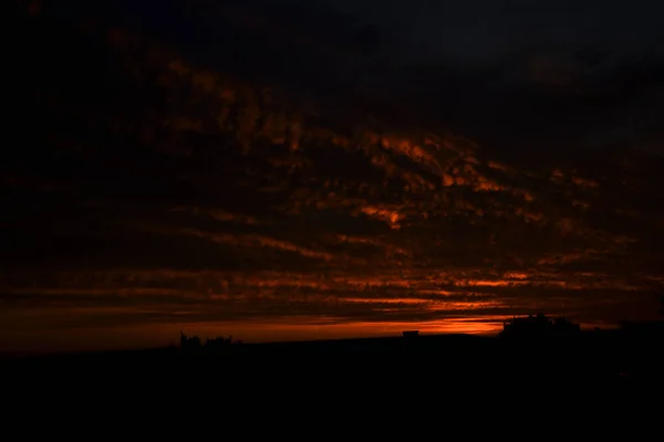 赤い空と木々と雲が美しいカラフルな夕日 — ストック写真