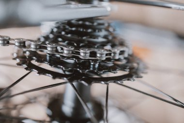 Siyah vitesli bisiklet zinciri yakın plan