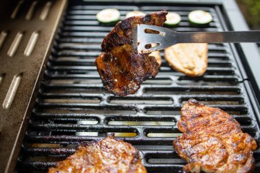 Gaz ızgarasında kızartılmış şişko domuz boynu. Yakın çekim.