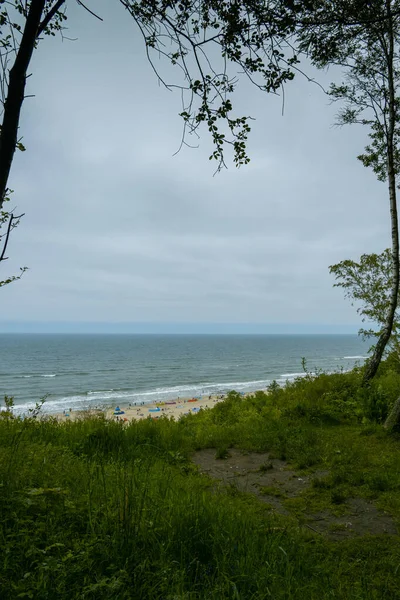 Utsikt Från Sluttningen Till Stranden Vid Östersjön Sommardag Med Människor — Stockfoto