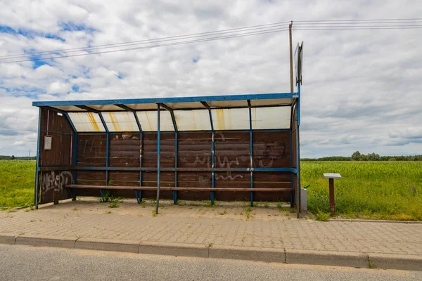 Старий Коричневий Сарай Автобусній Зупинці Сільській Дорозі Десь Польщі Ліцензійні Стокові Зображення