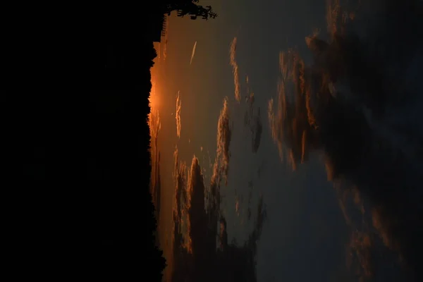 Hermoso Atardecer Colorido Con Cielo Rojo Árboles Nubes — Foto de Stock