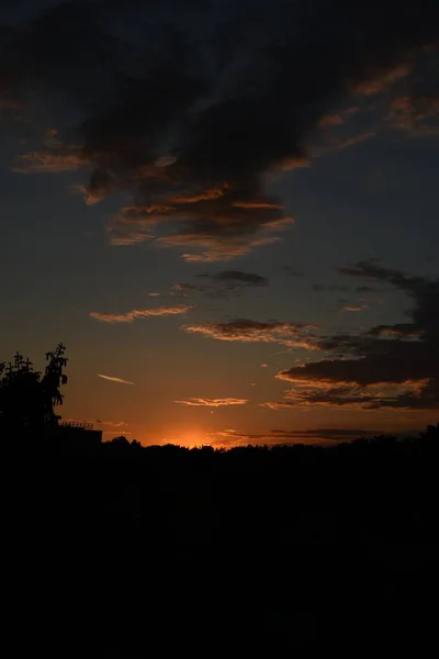 Vacker Färgglad Solnedgång Med Röd Himmel Och Träd Och Moln — Stockfoto