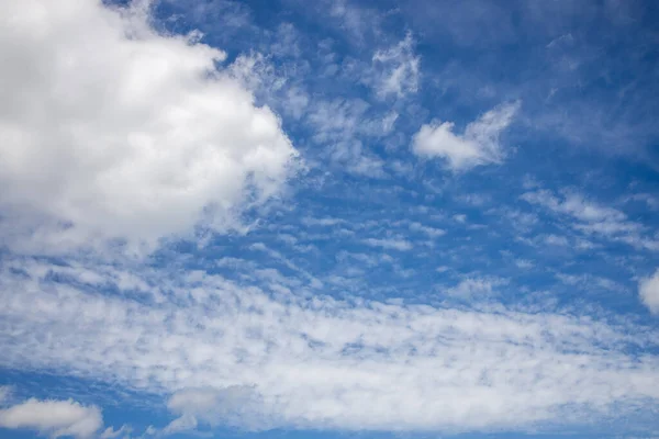 Kék Fehér Felhőkkel Egy Napsütéses Napon — Stock Fotó