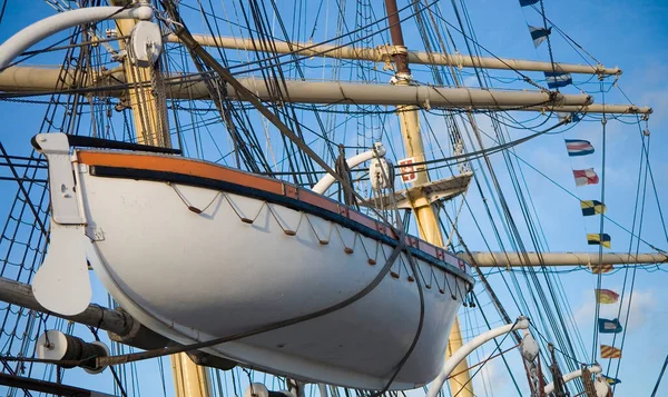 Grande Bote Salva Vidas Branco Pendurado Mastro Navio Vela — Fotografia de Stock