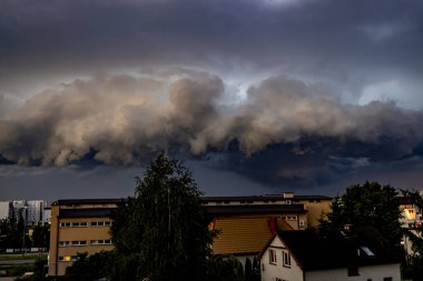 Bir yaz akşamı şehrin üzerinde büyük bir tehdit fırtınası bekleniyor.