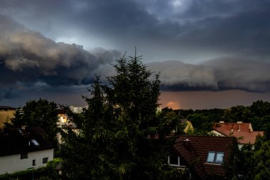 Bir yaz akşamı şehrin üzerinde büyük bir tehdit fırtınası bekleniyor.