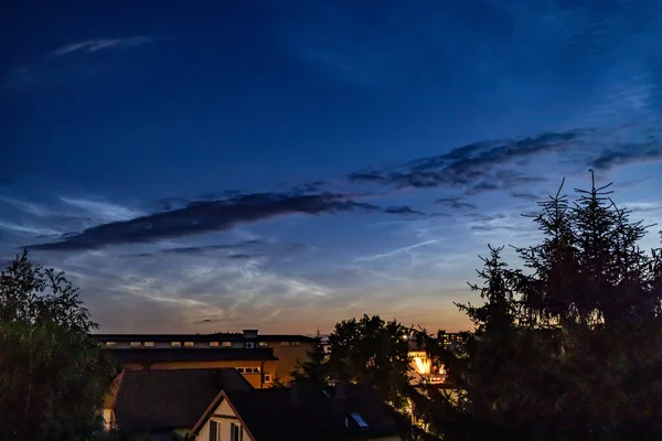 Hermosas Nubes Plateadas Cielo Noche Sobre Ciudad — Foto de Stock