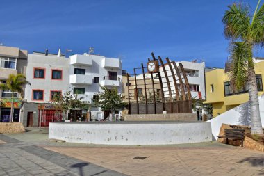 İspanya Kanarya Adası Fuerteventura 'nın güzel şehri Corralejo sıcak bir tatil gününde