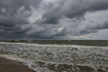 Polonya 'da Baltık Denizi' nde güzel, geniş bir sahil Yazın bulutlu, gri, soğuk bir günde