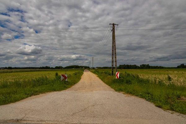 Krajina Letním Dni Venkovskou Silnicí Elektrickými Tyčemi Polí Polsku — Stock fotografie