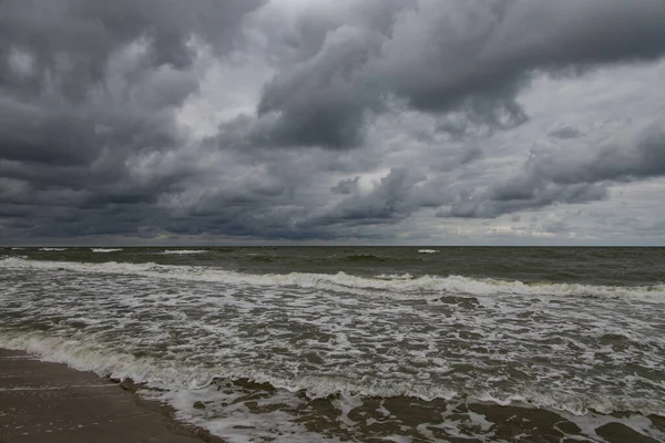 夏の曇りの灰色の寒い日にポーランドのバルト海の美しい広いビーチ — ストック写真